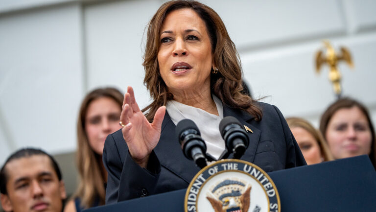 Kandydatka Kamala Harris wyprzedza Trumpa w sondażach i przeważa w kluczowych stanach, nawet podwajając swoją przewagę w Michigan.