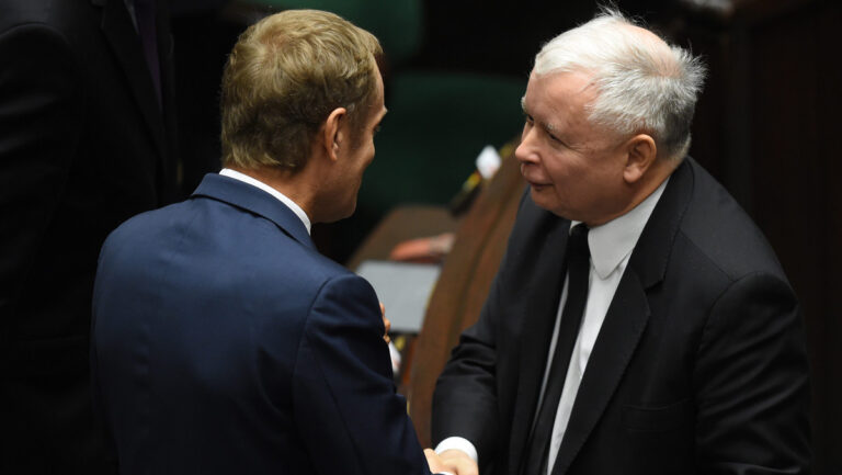 Stan wyjątkowy: Tusk grozi upadkiem PiS. Kaczyński tłumi rebelię w swoim obozie. Brat Ziobry otrzymał hojny dar - nagranie podcastowe.