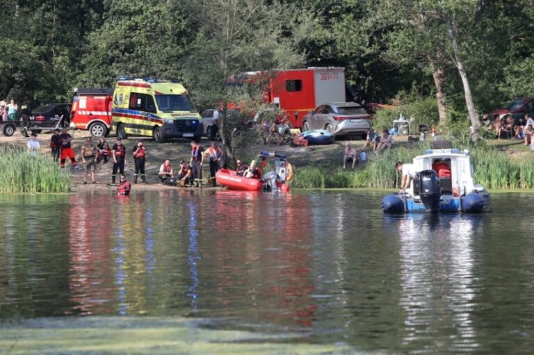 Dramatyczne wydarzenia na Śląsku: Kobieta zniknęła po wejściu do wody i nie udało się jej uratować. 67-letnia ofiara tragedii