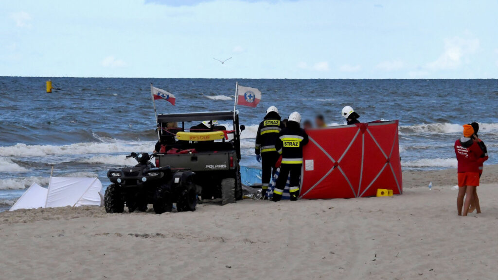 Zdarzenie nad Morzem Bałtyckim: Znaleziono ciało mężczyzny na plaży.