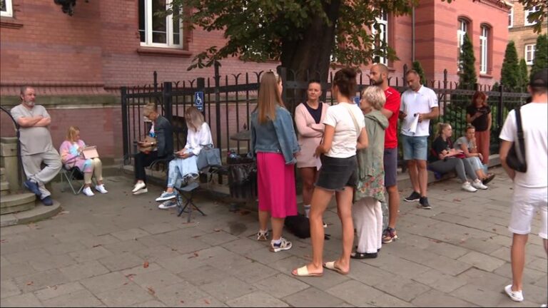 Nauczyciele zmagają się z długimi kolejkami z uwagi na skutki nowej ustawy