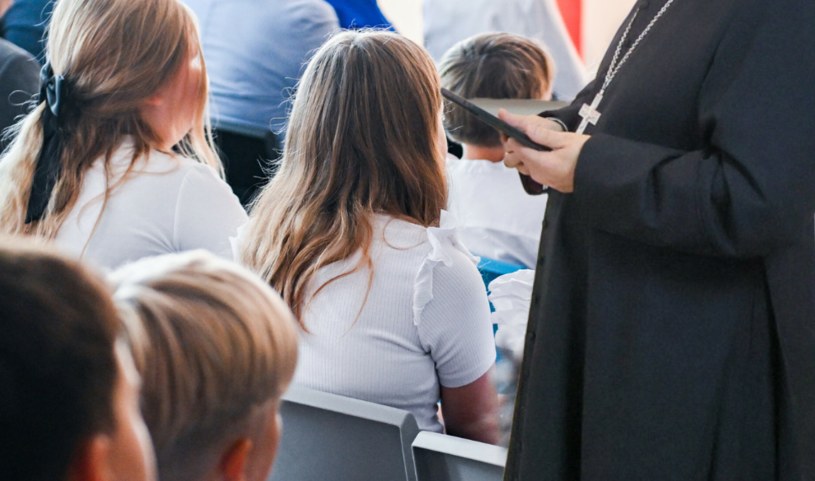 Kontrowersje dotyczące nauki religii w szkołach. Jak wyrażają się na ten temat Polacy - wyniki najnowszego badania.