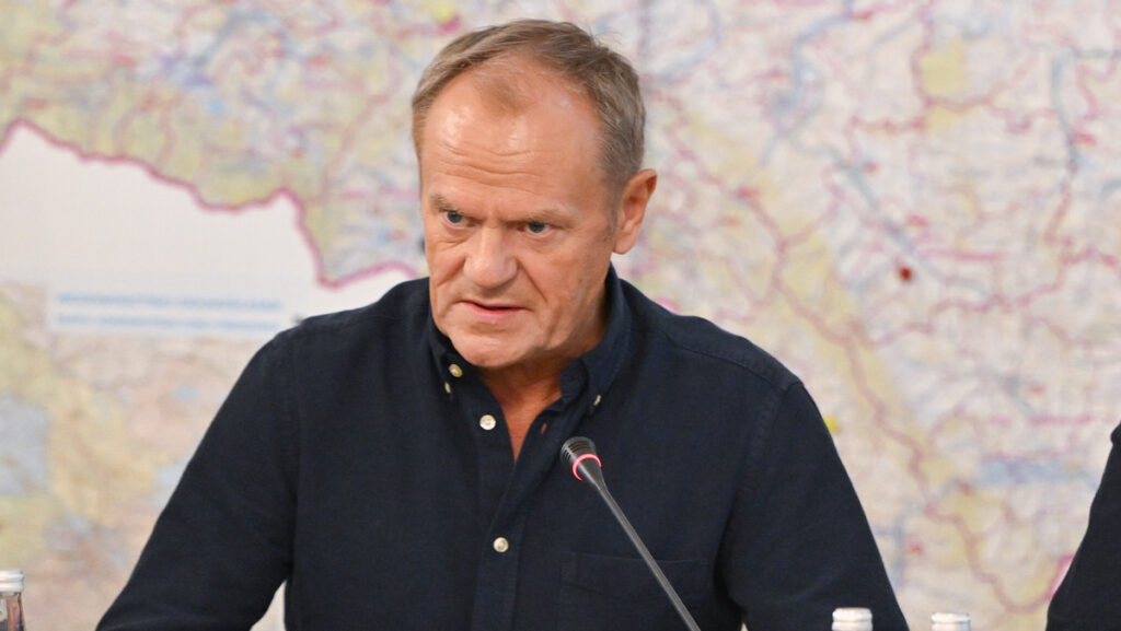 Donald Tusk krytykuje sposób działania służb podczas powodzi, a policja odpowiada na zarzuty