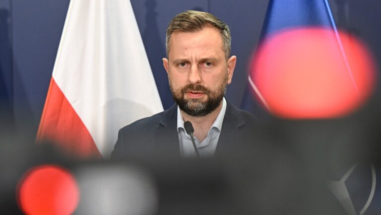 Niedopatrzenie rządu w trakcie powodzi? Minister Obrony Narodowej tłumaczy sytuację.