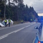 Tragiczny wypadek drogowy pod Olsztynem. Zderzyły się trzy pojazdy, ruch na DK16 utrudniony