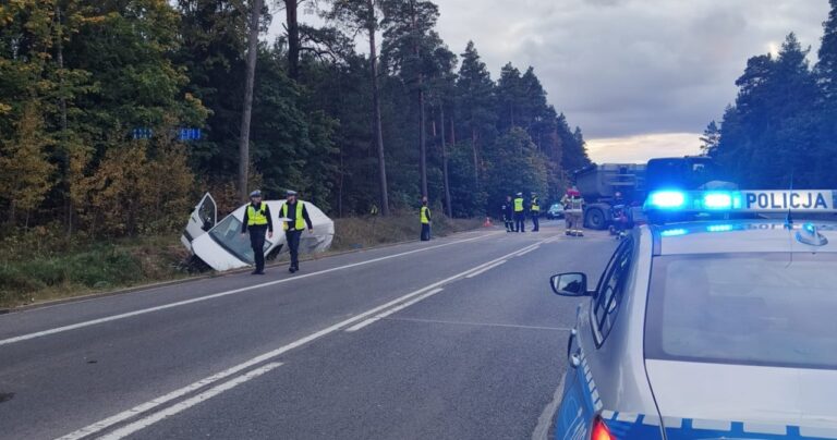 Tragiczny wypadek drogowy pod Olsztynem. Zderzyły się trzy pojazdy, ruch na DK16 utrudniony