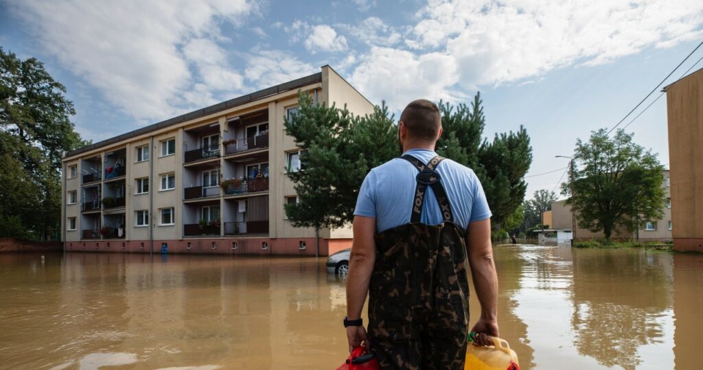 Pogardzony bohater, który pomagał ofiarom powodzi, padł ofiarą kradzieży pieniędzy w wysokości 30 tys. zł.