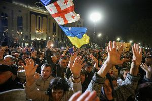 Manifestacja przed parlamentem Gruzji: Tysiące osób protestuje przeciwko uznaniu wyborów za nielegalne