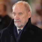 Macierewicz otrzymał kary za jazdę po Warszawie. „Dostał trzy mandaty”