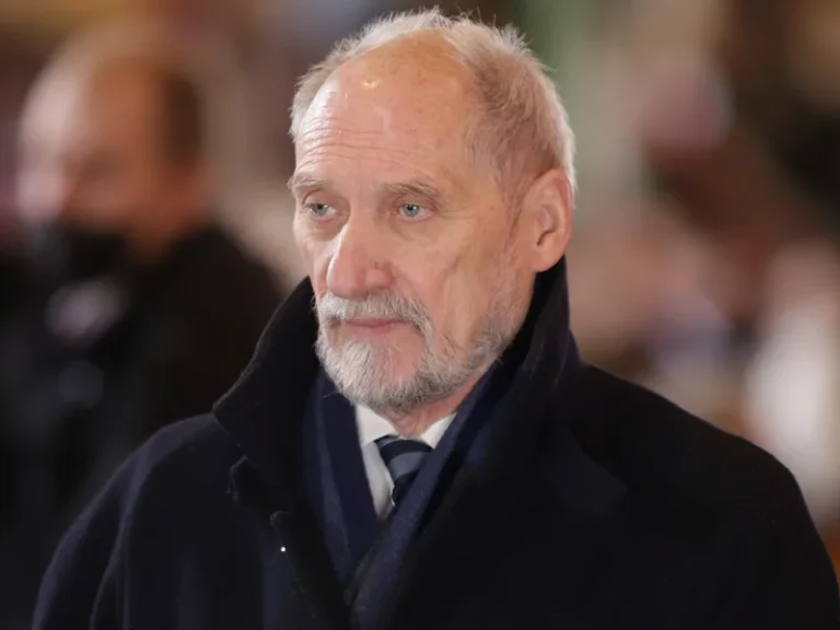 Macierewicz otrzymał kary za jazdę po Warszawie. „Dostał trzy mandaty”