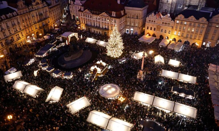 Policja nałożyła ograniczenia na dostęp do jarmarku świątecznego w Pradze z powodu nadmiernych tłumów.