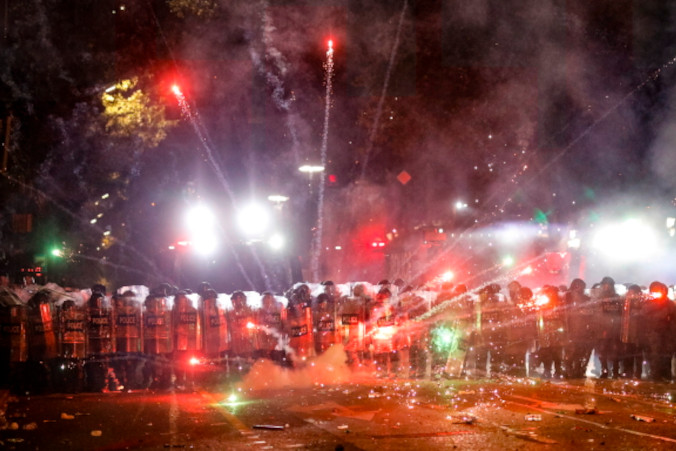 Trzecia odsłona demonstracji w Gruzji: Wystrzały fajerwerków, zastosowanie armatek wodnych, szturm na siedzibę partii u władzy