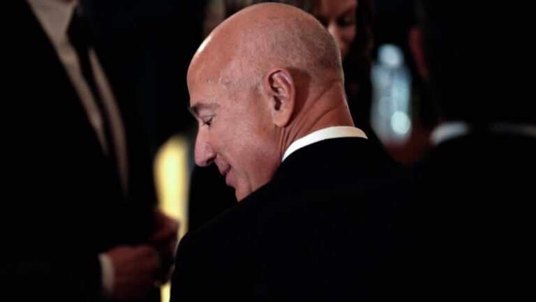 Osoby, które wcześniej go podziwiały, obecnie wyrażają gniew z powodu bezwstydnego lansowania się przy Trumpie. Jednakże to nie Jeff Bezos uległ zmianie, a reguły [OPINIA]