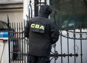 Praca w CBA: Zarobki na poziomie 5500 zł brutto oraz surowe wymagania