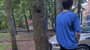 Nieznana torba znaleziona w zaroślach. Mężczyzna w pośpiechu zakładał ubranie
