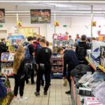 Czy w nadchodzącą niedzielę sklepy będą otwarte? Polacy muszą uzbroić się w cierpliwość