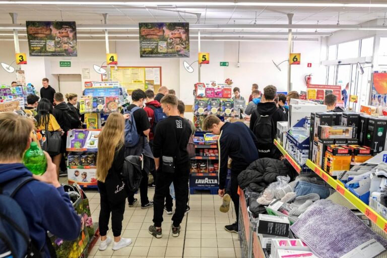 Czy w nadchodzącą niedzielę sklepy będą otwarte? Polacy muszą uzbroić się w cierpliwość
