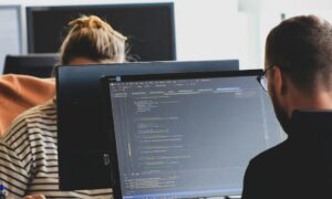 Nowe przepisy budzą obawy wśród firm IT. COI zapewnia: Chodzi o wsparcie, nie rywalizację