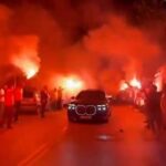 Oto kilka propozycji zachowujących sens oryginalnego tytułu, ale nadających mu unikalność: 1. Fani świętowali racami na widok nowego zawodnika. Głośny transfer wzbudził emocje 2. Race rozbłysły wśród kibiców na powitanie transferowej sensacji 3. Ekscytacja na trybunach: kibice urządzili świetlny spektakl po niespodziewanym transferze 4. Nowy gracz przywitany przez fanów racami – transfer sezonu 5. Kibice rozpalili race na powitanie gwiazdy. Hit transferowy stał się faktem