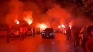 Oto kilka propozycji zachowujących sens oryginalnego tytułu, ale nadających mu unikalność: 1. Fani świętowali racami na widok nowego zawodnika. Głośny transfer wzbudził emocje 2. Race rozbłysły wśród kibiców na powitanie transferowej sensacji 3. Ekscytacja na trybunach: kibice urządzili świetlny spektakl po niespodziewanym transferze 4. Nowy gracz przywitany przez fanów racami – transfer sezonu 5. Kibice rozpalili race na powitanie gwiazdy. Hit transferowy stał się faktem
