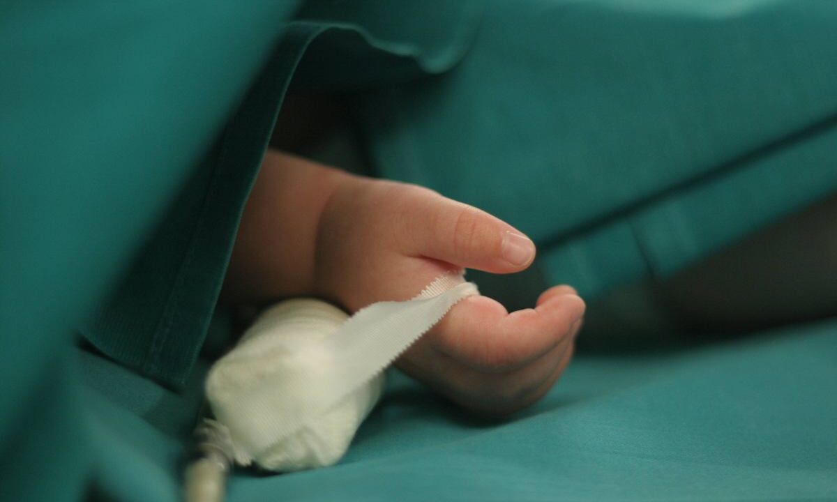 2,5-letnia dziewczynka zatruta narkotykami. Po incydencie pojawiły się groźne symptomy. Sąd wydał wyrok wobec rodziców