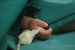 2,5-letnia dziewczynka zatruta narkotykami. Po incydencie pojawiły się groźne symptomy. Sąd wydał wyrok wobec rodziców