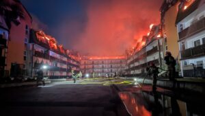 Wielki pożar w Ząbkach – najnowsze ustalenia służb i nocny raport