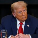 Oto trzy propozycje przeredagowanego tytułu: 1. Rok od ataku na Trumpa. Prezydent USA o Secret Service: To nie był ich najlepszy dzień 2. Minął rok od zamachu na Donalda Trumpa. Prezydent USA: Funkcjonariusze Secret Service zawiedli 3. Po roku od zamachu na Trumpa. Prezydent USA krytykuje działania Secret Service