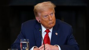 Oto trzy propozycje przeredagowanego tytułu: 1. Rok od ataku na Trumpa. Prezydent USA o Secret Service: To nie był ich najlepszy dzień 2. Minął rok od zamachu na Donalda Trumpa. Prezydent USA: Funkcjonariusze Secret Service zawiedli 3. Po roku od zamachu na Trumpa. Prezydent USA krytykuje działania Secret Service
