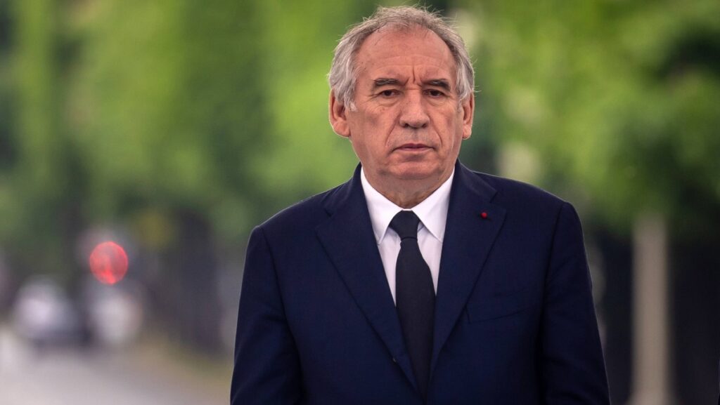 Oto kilka propozycji przeredagowanego tytułu o zachowanym sensie i unikalnej formie: 1. Francuzi przeciwko planom premiera – Bayrou zamierza skrócić liczbę dni wolnych od pracy 2. Plany premiera Bayrou wywołują sprzeciw – Francuzi nie chcą utracić dwóch dni wolnego 3. Francois Bayrou chce ograniczyć dni wolne – Francuzi wyrażają niezadowolenie 4. Kontrowersyjna propozycja premiera: Francuzi nie godzą się na odebranie dwóch dni wolnych 5. Protesty we Francji: premier chce skrócić liczbę dni wolnych od pracy