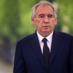 Oto kilka propozycji przeredagowanego tytułu o zachowanym sensie i unikalnej formie: 1. Francuzi przeciwko planom premiera – Bayrou zamierza skrócić liczbę dni wolnych od pracy 2. Plany premiera Bayrou wywołują sprzeciw – Francuzi nie chcą utracić dwóch dni wolnego 3. Francois Bayrou chce ograniczyć dni wolne – Francuzi wyrażają niezadowolenie 4. Kontrowersyjna propozycja premiera: Francuzi nie godzą się na odebranie dwóch dni wolnych 5. Protesty we Francji: premier chce skrócić liczbę dni wolnych od pracy