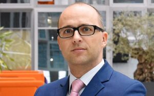 Alternatywne źródła energii pod presją Produkcja energii odnawialnej w warunkach napięć Sektor OZE mierzy się z wyzwaniami Presja na odnawialne źródła energii rośnie OZE w obliczu zwiększonych wyzwań Rynek energetyki odnawialnej pod presją Energetyka odnawialna w trudnej sytuacji