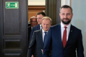 Opozycja zyskuje, ale PiS rośnie szybciej. Najnowszy sondaż partyjny