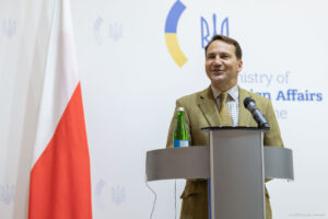 Radosław Sikorski apeluje o ostrożność wobec rosyjskich fałszywych narracji dotyczących dronów