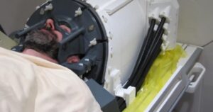 Ultradźwiękowy kask rewolucjonizuje leczenie schorzeń mózgu – alternatywa dla operacji