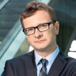 Oto kilka propozycji unikalnych tytułów o zachowanym sensie: 1. Kierowanie organizacją w obliczu niepewności 2. Zarządzanie w dynamicznie zmieniającym się otoczeniu 3. Sztuka zarządzania w czasach ciągłych zmian 4. Efektywne przywództwo w warunkach zmienności 5. Elastyczne zarządzanie wobec zmiennych okoliczności 6. Przewodzenie organizacji w epoce nieprzewidywalności 7. Adaptacyjne zarządzanie w realiach zmienności 8. Wyzwania zarządzania w niestabilnym świecie
