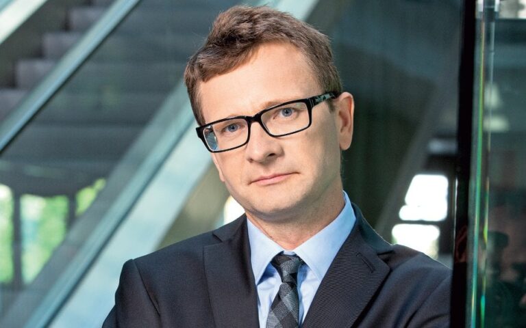 Oto kilka propozycji unikalnych tytułów o zachowanym sensie: 1. Kierowanie organizacją w obliczu niepewności 2. Zarządzanie w dynamicznie zmieniającym się otoczeniu 3. Sztuka zarządzania w czasach ciągłych zmian 4. Efektywne przywództwo w warunkach zmienności 5. Elastyczne zarządzanie wobec zmiennych okoliczności 6. Przewodzenie organizacji w epoce nieprzewidywalności 7. Adaptacyjne zarządzanie w realiach zmienności 8. Wyzwania zarządzania w niestabilnym świecie