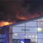 Ogień w Poznaniu. Strażacy prowadzą akcję gaśniczą po wybuchu wielkiego pożaru