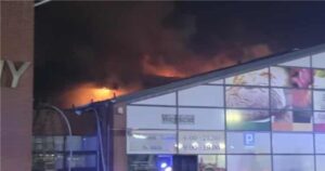 Ogień w Poznaniu. Strażacy prowadzą akcję gaśniczą po wybuchu wielkiego pożaru