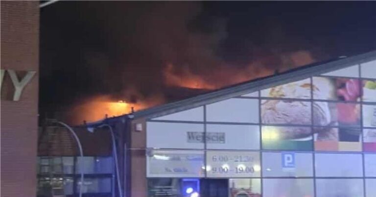 Ogień w Poznaniu. Strażacy prowadzą akcję gaśniczą po wybuchu wielkiego pożaru