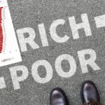 Oto kilka propozycji unikalnych tytułów o podobnym sensie: 1. Mimo zatrudnienia ryzykują ubóstwem – aż 8,2% pracowników w UE zagrożonych biedą [MAPA] 2. Pracują, lecz nie są wolni od biedy. 8,2% zatrudnionych w Unii Europejskiej wciąż mierzy się z ubóstwem [MAPA] 3. Zatrudnienie nie gwarantuje bezpieczeństwa finansowego. Co dwunasty pracownik w UE na granicy ubóstwa [MAPA] 4. Praca nie chroni przed biedą – 8,2% europejskich pracowników walczy z ubóstwem [MAPA] 5. Zatrudnieni, ale zagrożeni biedą. Skala problemu wśród pracowników UE według najnowszych danych [MAPA]