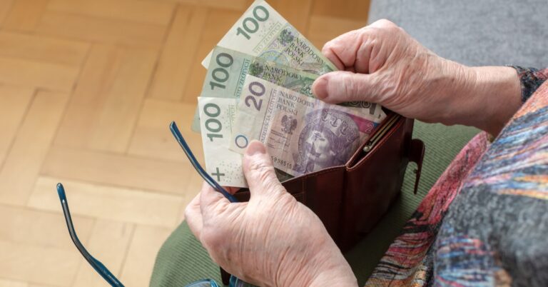 Dodatki do emerytury: seniorzy mogą otrzymać nawet 80 tys. zł rocznie – sprawdź, o jakie świadczenia można się starać