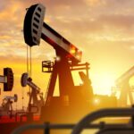 Oto kilka propozycji unikalnych tytułów zachowujących sens oryginału: 1. "Naftowy zjazd bez hamulców — dokąd będą spadać ceny ropy?" 2. "Wydobycie na pełnych obrotach — czy spadki cen ropy mają jeszcze limit?" 3. "Jak długo potrwa zjazd na rynku ropy?" 4. "Ropa tanieje w zawrotnym tempie — gdzie leży dno spadków?" 5. "Boom na odwierty, krach na rynku — kiedy zahamują spadki cen ropy?"