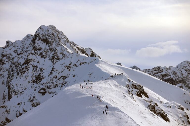 Fala tragicznych zdarzeń w Tatrach. TOPR apeluje o ostrożność - zagrożenie lawinowe rośnie