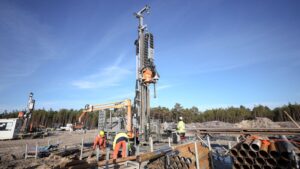 Oto propozycja unikalnego tytułu, zachowującego sens oryginału: Polska stawia na energię jądrową, gdy Niemcy rezygnują z atomu: kontrastujące decyzje sąsiadów