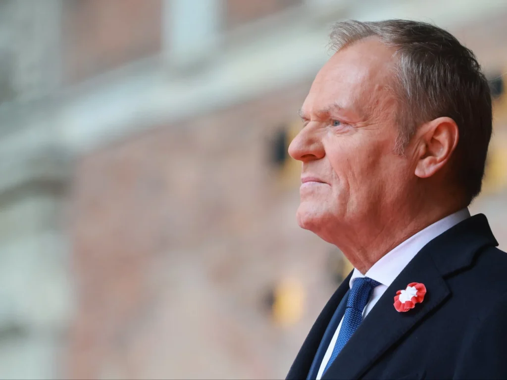 Oto kilka propozycji przeredagowanego tytułu: 1. Przełom w przekazie Tuska. Właśnie wtedy wszystko się zmieniło 2. Tusk i zwrot narracyjny. Ten moment okazał się kluczowy 3. Jak Tusk odwrócił bieg narracji? Przełomowa chwila 4. Tusk dokonał zwrotu w narracji. Ten moment był decydujący 5. To wtedy Tusk całkowicie zmienił ton — przełomowy moment jego narracji