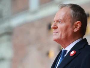 Oto kilka propozycji przeredagowanego tytułu: 1. Przełom w przekazie Tuska. Właśnie wtedy wszystko się zmieniło 2. Tusk i zwrot narracyjny. Ten moment okazał się kluczowy 3. Jak Tusk odwrócił bieg narracji? Przełomowa chwila 4. Tusk dokonał zwrotu w narracji. Ten moment był decydujący 5. To wtedy Tusk całkowicie zmienił ton — przełomowy moment jego narracji