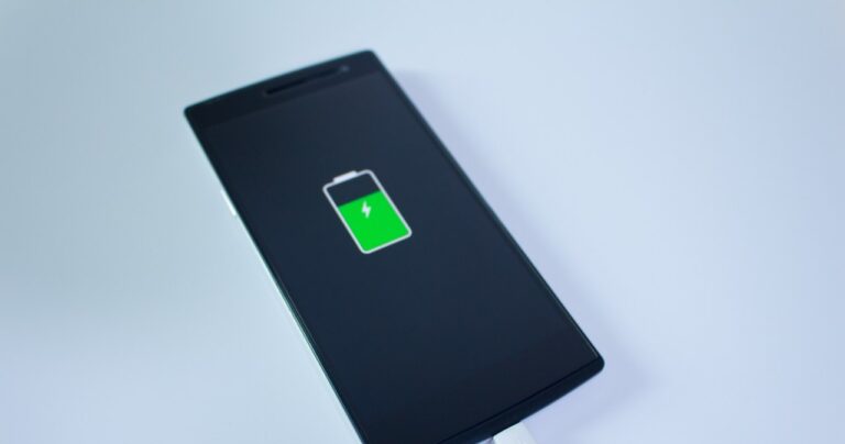 Czy nowy telefon należy ładować przez 12 godzin? Odkryj prawdę tutaj.