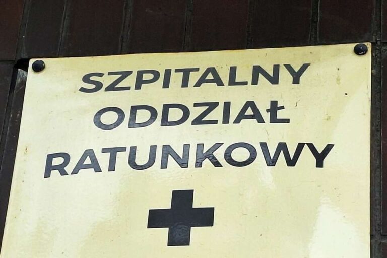 Zamykają oddziały położnicze. Sójka: To narażanie życia matek i noworodków
