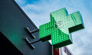 Oto propozycje unikalnych tytułów o tym samym sensie: 1. Srebrne maści z apteki – wysokie zyski dla aptek z refundacji NFZ 2. Apteki bogacą się na receptach na maści ze srebrem – NFZ pokrywa wysokie koszty 3. Spore zarobki aptek na refundowanych maściach ze srebrem 4. Maści ze srebrem: wysoka refundacja NFZ źródłem dochodów dla aptek 5. NFZ hojnym płatnikiem za maści ze srebrem – apteki korzystają Wszystkie powyższe tytuły oddają sens oryginału, pozostając unikalne.